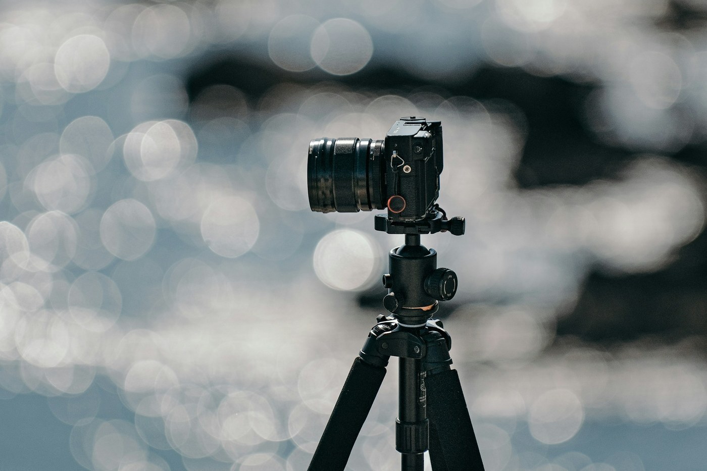 Camera mounted on a tripod, representing a steady setup for shooting Amazon product photos